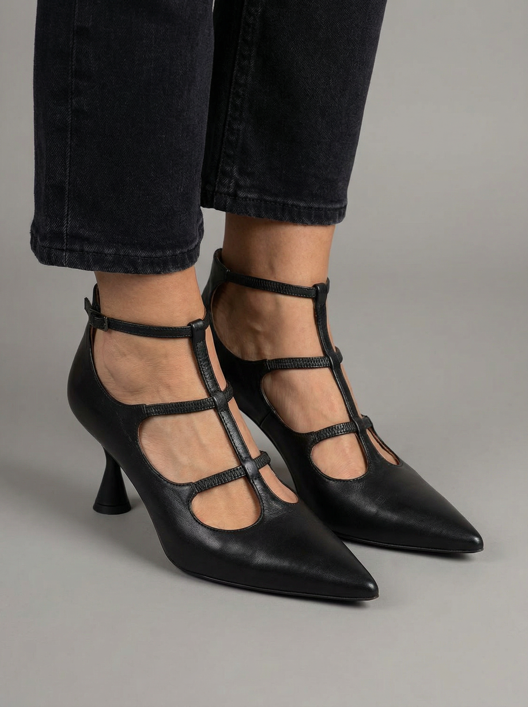 Eleganza – Décolleté Nero con Sostegno alla Caviglia