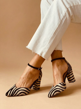 Carica l'immagine nel visualizzatore di Gallery, Zebra Trend – Décolleté con Cinturino Regolabile